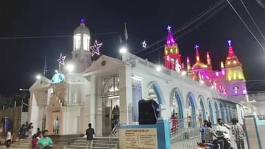 தூத்துக்குடி: பனிமய மாதா பேராலயத்தில் கிறிஸ்துமஸ் விழாவை முன்னிட்டு ஏசுவின் பிறப்பை உணர்த்தும் தத்ரூப காட்சி ஆயிரக்கணக்கான கிறிஸ்தவர்கள் பங்கேற்பு