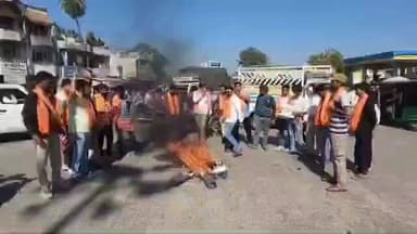 હાલોલ: હાલોલમાં વિશ્વ હિન્દુ પરિષદ દ્વારા બાંગ્લાદેશમાં હિન્દુઓ પર અત્યાચારને પગલે વિરોધ પ્રદર્શન કરવામાં આવ્યું