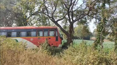 ಬಸವಕಲ್ಯಾಣ: ಅಡ್ಡ ಬಂದ ಕಾರಿಗೆ ಬಚಾವ್ ಮಾಡಲು ಹೋಗಿ ಮರಕ್ಕೆ ಬಸ್ ಡಿಕ್ಕಿ, ತಪ್ಪಿದ ಭಾರಿ ದುರಂತ: ನಗರದ ಕೋಟೆ ಬಳಿ ಘಟನೆ