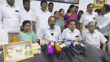 கோபிசெட்டிபாளையம்: கரட்டூர் தவெக அலுவலகத்தில் வேலு நாச்சியார் நினைவு தினத்தை ஒட்டி அவரது திருவுருவப்படத்திற்கு அஞ்சலி செலுத்தினர் செங்கோட்டையன்