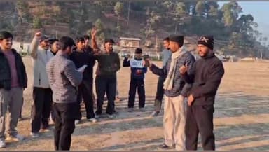 पुरोला: बांग्लादेश में अल्पसंख्यक हिंदू समुदाय के खिलाफ हुई हिंसा के विरोध में पुरोला में छात्र-छात्राओं ने किया प्रदर्शन