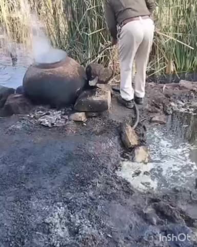 माण्डल: भीलवाड़ा: कोठारी नदी क्षेत्र में आबकारी विभाग की बड़ी कार्रवाई, टीम को देख भट्ठियों को तोड़कर भागे आरोपी, 700 लीटर वॉश किया नष्ट