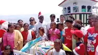 கல்குளம்: தெற்காசிய மீனவ தோழமை அமைப்பு சார்பில் குளச்சலில் ஆழ்கடலில் படகில் கேக் வெட்டி கிறிஸ்துமஸ் பண்டிகை கொண்டாட்டம்.