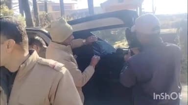 टिहरी: टिहरी पुलिस ने नियमों का उल्लंघन करने वाली थार वाहन का किया चालान, मौके पर उतारी गई काली फिल्म