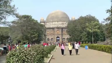 ವಿಜಯಪುರ: ಕ್ರಿಸ್ ಮಸ್ ರಜೆಯ ಕಾರಣ ಹೆಚ್ಚಿನ ಜನ ಪ್ರವಾಸಿಗರಿಂದ ಗೋಳಗುಮ್ಮಟ ವೀಕ್ಷಣೆಗೆ ಆಗಮನ