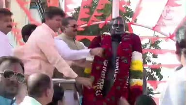 ವಿಜಯಪುರ: ನಗರದಲ್ಲಿ ಅಟಲ್ ಬಿಹಾರಿ ವಾಜಪೇಯಿ ಪುತ್ತಳಿಗೆ ಪುಷ್ಪ ನಮನ ಸಲ್ಲಿಸಿದ ಶಾಸಕ ಯತ್ನಾಳ