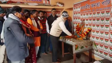 পাড়া: পাহাড়ীগোড়া মোড়ে বিজেপির মন্ডল তিন এর কার্যালয়ে প্রাক্তন প্রধানমন্ত্রী অটল বিহারী বাজপেয়ীর জন্মদিন উদযাপন