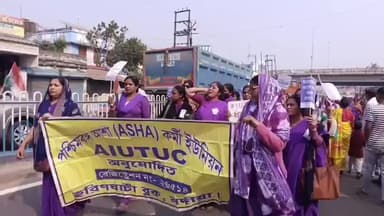 হরিণঘাটা: ইনসেনটিভের কালা ফরমাঠ পুড়িয়ে প্রতিবাদ আশা কর্মীদের।