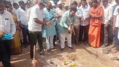 ಕುಷ್ಟಗಿ: ಬಂಡರಗಲ್ಲ ಗ್ರಾಮದಲ್ಲಿ ಕಲ್ಯಾಣ ಕರ್ನಾಟಕ ಪ್ರದೇಶಾಭಿವೃದ್ಧಿ ಮಂಡಳಿಯ ಅನುದಾನದಡಿಯಲ್ಲಿ ನಿರ್ಮಿಸುವ ಸಿಸಿ ರಸ್ತೆ ಕಾಮಗಾರಿಗೆ ಚಾಲನೆ