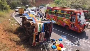 பென்னாகரம்: ஒகேனக்கல் வனப்பகுதி சாலையில் வேன் கவிழ்ந்து விபத்து 20க்கும் மேற்பட்டவர்கள் படு காயம்.