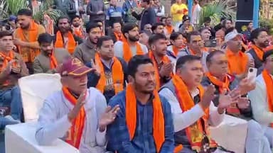 हिसार: क्रिसमस पर चर्च के सामने क्रांतिमान पार्क में बजरंग दल ने हनुमान चालीसा का पाठ किया, भारी पुलिस बल तैनात