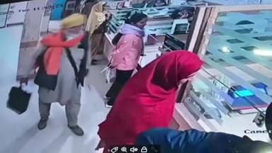 ਮਾਨਸਾ: ਬੈਂਕ ਚ ਪੈਸੇ ਜਮਾ ਕਰਵਾਉਣ ਆਏ ਬਜ਼ੁਰਗ ਦੇ ਝੋਲੇ ਚੋਂ ਖਿਸਕਾਏ 80000 ਵੀਡੀਓ ਸੀਸੀਟੀਵੀ ਕੈਮਰਿਆਂ ਚ ਹੋਈ ਕੈਦ