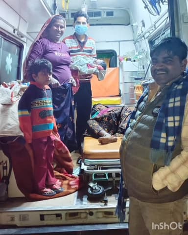 करेड़ा: करेड़ा क्षेत्र में चलती एम्बुलेंस बनी लेबर रूम, 108 टीम की तत्परता से गूँजी किलकारी, जच्चा-बच्चा सुरक्षित