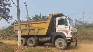 రెడ్డిగూడెంలో అక్రమంగా మట్టి తరలిస్తున్న ఐదు టిప్పర్లు సీజ్