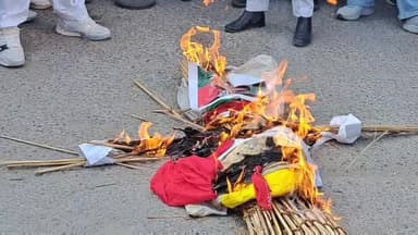 सिरसा: बांग्लादेश में हिंदुओं पर अत्याचार के विरोध में विहिप व बजरंग दल ने सुभाषचंद्र बोस चौक पर किया प्रदर्शन