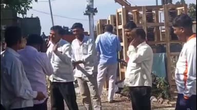 सोयगाव: सावळद बारा येथे उद्घाटन नारळ फोडण्यावरून भाजप व शिंदे गटाचे पदाधिकारी आले समोरासमोर