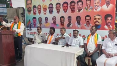 கயத்தாறு: கயத்தாறு மெயின் சாலையில் பிஜேபி சார்பில் வாஜ்பாய் பிறந்தநாள் விழா பொதுக்கூட்டம்