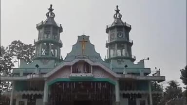 রানাঘাট ২: যীশুখ্রিস্টের জন্মদিন উপলক্ষে বড়দিনের দুপুর থেকে উপচে পড়া ভীড় রানাঘাট চার্চে