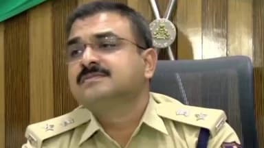 ತಾಳಿಕೋಟಿ: ಪಟ್ಟಣದ ಹೊರಭಾಗದ ಮಡಿವಾಳೇಶ್ವರ ದೇವಾಲಯದ ಮುಂಭಾಗ ಇಸ್ಪೀಟು ಆಡುವಾಗ ಪೊಲೀಸರ ದಾಳಿ : ನಗರದಲ್ಲಿ ಎಸ್ ಪಿ ಲಕ್ಷ್ಮಣ ನಿಂಬರಗಿ