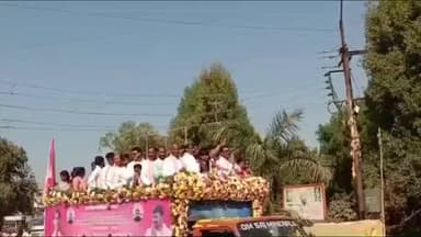 धर्माबाद: मराठवाडा जनहित पार्टीच्या नवख्या नगराध्यक्ष पदासह 15 नगरसेवक विजयी झाल्यामुळे शहरातील मुख्य मार्गाने काढली मिरवणूक रॅली