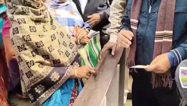 রানিগঞ্জ: বড়দিনের আনন্দের মধ্যেই মানবিক উদ্যোগ,রানীগঞ্জ ধর্মশালা প্রাঙ্গণে ভারত রিলিফ সোসাইটির পক্ষ থেকে শীতবস্ত্র বিতরণ