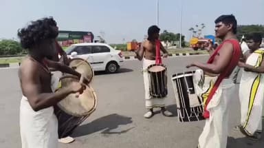 ஓட்டப்பிடாரம்: புதூர் பாண்டியாபுரம் டோல்கேட் அருகே வருகை தந்த மத்திய மாவட்ட செயலாளர் எஸ் டி ஆர் சாமுவேல் ராஜுக்கு தமிழக வெற்றி கழகத்தினர் உற்சாக வரவேற்பு