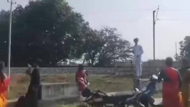 அருப்புக்கோட்டை: சாலையோர பள்ளத்தில் பாய்ந்த மினி பேருந்து