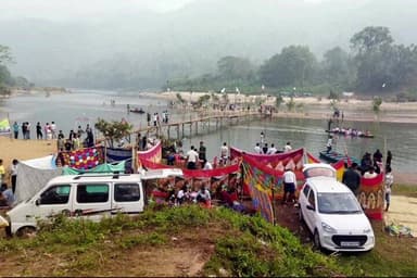 ছয়গাঁও: অসম-মেঘালয় সীমাঞ্চলৰ উকিয়ামত প্ৰকৃতিৰ নিবিড় পৰিৱেশৰ উকিয়ামত বনোভোজ খাবলৈ সমাগম ঘটিছে বহুলোকৰ