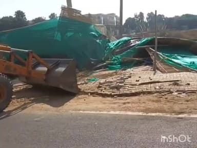 गुरुग्राम: गुरुग्राम में कुख्यात बदमाश के होटल पर चला बुलडोजर, PWD की ज़मीन से कब्ज़ा हटाया, करता था अवैध वसूली