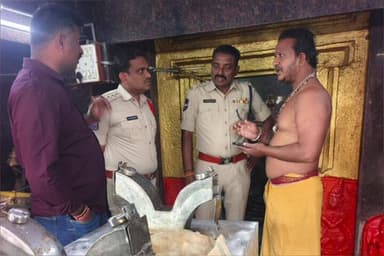 ధర్మపురి: ధర్మపురి అక్కపెల్లి రాజారాజేశ్వర స్వామి దేవస్థానంలో చోరీ దొంగతనం జరిగిన ప్రదేశాన్ని డి.ఎస్.పి. రఘుచందర్ పరిశీలించారు