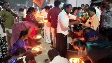 இராமேஸ்வரம்: மறைந்த முன்னாள் பிரதமர் வாஜ்பாய் பிறந்த தினத்தை முன்னிட்டு வர்த்தகம் தெருவில் பாஜகவினர் புஷ்பாஞ்சலி செலுத்தினர்