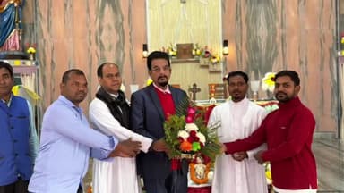 করিমপুর ১: বৃহস্পতিবার করিমপুরে বড়দিন উপলক্ষ্যে বিভিন্ন চার্চে ফাদার সিস্টারদের সাথে শুভেচ্ছা বিনিময়ে বিধায়ক বিমলেন্দু সিংহ রায়