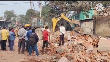 নিতুড়িয়া: নিতুড়িয়ার সরবড়ি মোড়ে রাস্তা সম্প্রসারণের কাজের জন্য PWD অবৈধ দোকান বাড়ি ভেঙ্গে ফেলল