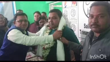 শালতোড়া: পাবড়ামোড়ে দলীয় কার্যালয়ে সালমা অঞ্চল TMCতরফে সালমা অঞ্চলের পুনঃনির্বাচিত সভাপতি বারানসী গোপকে সংবর্ধনা প্রদান করাহল