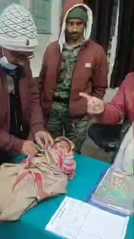 डुमरी कटसरी: कपकपाती ठंड में मां ने बेटी को फेंका, चमैनिया गांव में पुआल के ढेर पर मिली दो माह की बच्ची, पुलिस जांच में जुटी