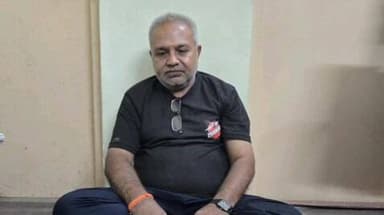 તાલાળા: તાલાલા પોલીસે અવસરપાન નામની દુકાનમાથી રોલીંગ પેપર તથા ગોગો સ્મોકિંગ કોન ઝડપી પાડી દુકાનદાર વિરુદ્ધ કાયદેસરની કાયઁવાહી કરી