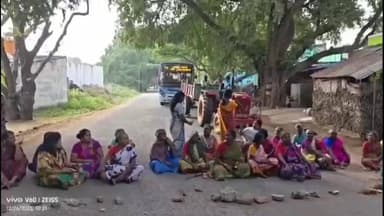 ஆம்பூர்: திருமலைகுப்பம் பகுதியில் 100 நாள் வேலை திட்டத்தில் தொடர்ந்து வேலை வழங்ககோரி அதிகாரிகளை கண்டித்து சாலை மறியல் போராட்டத்தில் ஈடுபட்ட கிராமமக்கள்