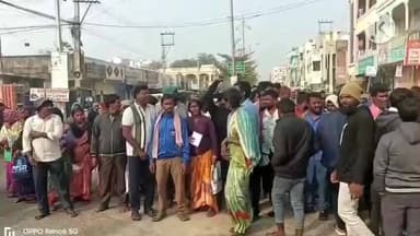 మహబూబాబాద్: యూరియా కోసం రోడ్డు ఎక్కిన రైతులు జిల్లా కేంద్రంలో రోడ్డుపై బైఠాయించి నిరసన