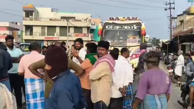 பாலக்கோடு: பாலக்கோடு அருகே ஊருக்குள் வராமல் சென்ற தனியார் பேருந்து சிறைபிடிப்பு- போக்குவரத்து துறை உரிய நடவடிக்கை எடுக்க பொதுமக்கள் கோரிக்கை