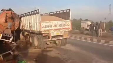 सांगानेर: जयपुर चाकसू हाईवे पर सड़क किनारे टायर बदल रहे ट्रेलर और केमिकल से भरे टैंकर की हुई जबरदस्त भिड़ंत, टैंकर चालक की हुई मौत
