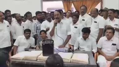 கோபிசெட்டிபாளையம்: கரட்டூர் பகுதியில் உள்ள தமிழக வெற்றிக்கழக அலுவலகத்தில் வளர்ச்சி திட்ட பணிகள் குறித்து ஆலோசனை கூட்டம் நடைபெற்றது