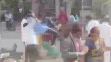 शिरोळ: कौटुंबिक वादातून जयसिंगपूर येथील पोलीस स्टेशन समोर दोन गटात तुंबळ हाणामारी व्हिडिओ सोशल मीडियावर व्हायरल