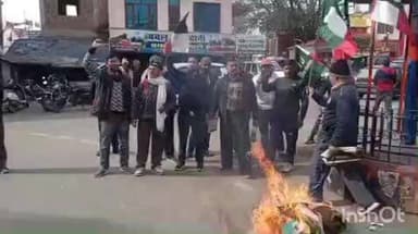 द्वाराहाट: अंकिता हत्याकांड पर उत्तराखण्ड क्रांति दल का जोरदार प्रदर्शन, द्वाराहाट मुख्य चौराहे पर सरकार का पुतला फूंका