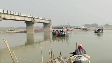 अमौर -15 वर्ष बीतने को है अब तक नहीं हो सका खाड़ी घाट पर पुल निर्माण कार्य, पूरा नाव पर आवागमन करना लोगों की बनी मजबूरी