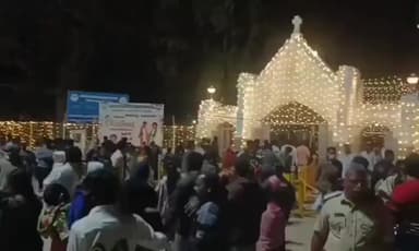 మెదక్: మెదక్ లో చర్చి ప్రాంగణంలో భక్తజన సందోహం