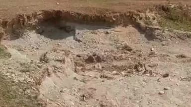 খড়িবাড়ি: খড়িবাড়িতে নদী থেকে বালি-পাথর চুরি, অভিযান চালিয়ে একটি ট্রাক্টর আটক করলো পুলিশ