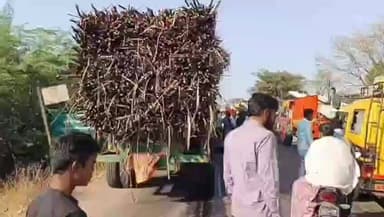 शहादा: शहादा दोंडाईचा रस्त्यावर वनविभाग कार्यालयासमोर ट्रॅक्टरचे चाक अंगावरून गेल्याने महिलेचा जागीच मृत्यू