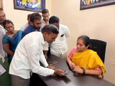 పెనుకొండలో కార్యకర్తలతో మంత్రి సవిత సమావేశం