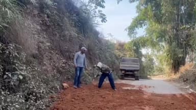 लडभड़ोल: लडभड़ोल-सांडापत्तन मार्ग की बदहाली पर लोगों का फूटा गुस्सा, विभाग बेखबर, टिप्पर चालकों ने खुद भरे गड्ढे