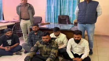 તાલાળા: ભોજદેગીર ગામની સીમમા ઓમ ફામઁ હાઉસમા દારુની મહેફિલ માણતા 5 શખ્સોને તાલાલા પોલીસે ઝડપી લઈ કાયદેસરની કાયઁવાહી હાથ ધરી